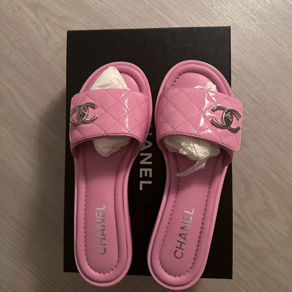 Chanel 23p pink patent slip on turn lock sandals - Picture 2 of 5